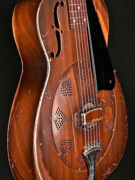 1938 DUOLIAN 14-FRET, PIANO FI NISH, BLACK PICKGUARD